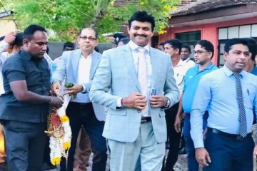 காணி அனுமதிப் பத்திரங்களின் கடிதங்களை மக்களிடம் கையளித்த கிழக்கு ஆளுநர்!