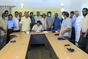 அரசுக்கு எதிரான பிரேரணைகளில் ஐக்கிய மக்கள் சக்தி கையொப்பம்: சஜித் தலைமையில் ஆட்டம் ஆரம்பம்