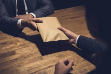 இலஞ்சம் கேட்ட அதிகாரி; காட்டிக்கொடுத்த தொழிலதிபர் !