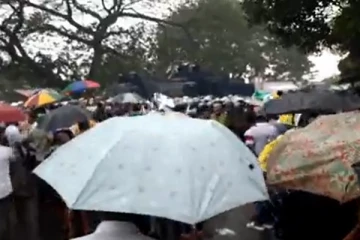 අධික වර්ෂාවේ පැවැත්වෙන දැවැන්ත විරෝධයට පොලිසියෙන් ජල හා කදුළු ගෑස් ප්‍රහාර - (VIDEO)