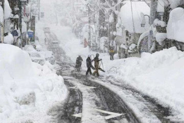 கடும் பனிப்பொழிவு ;  100-க்கும் மேற்பட்ட விமானங்கள் ரத்து!