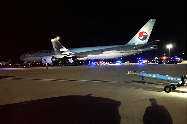 லண்டன் விமான நிலையத்தில் இரண்டு விமானங்கள் மோதல் | Two Passenger Planes Collide At Heathrow