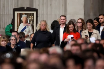 மறைந்த பிரிட்டன் ராணிக்கு  இறுதி மரியாதை செலுத்த ஆயிரக்கணக்கானோருக்கு வாய்ப்பு