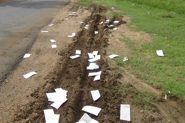 வவுனியாவில் வீதியோரத்தில் வீசப்பட்ட காசோலைகள்! | Street Checks Thrown In Vavuniya