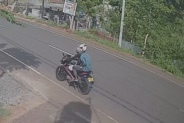 யாழ். வீதியில் பெண்ணிடம் கைவரிசை காட்டிய வழிப்பறி கொள்ளையர்கள் | Robber Show Off Skills Woman Riding Bicycle Jaffna