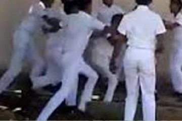 மாணவர்களுக்கிடையில் மோதல் - ஒருவர் தீவிர சிகிச்சைப் பிரிவில் அனுமதி!