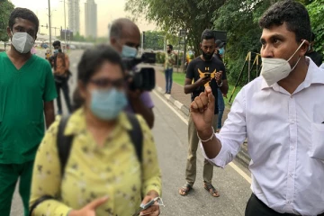 நாடாளுமன்ற வீதி முடக்கப்பட்டமையினால் யுவதிக்கு ஏற்பட்ட பரிதாபநிலை