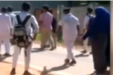 අවවාදයට කෝප වූ, ප්‍රසිද්ධ පාසලක සිසුන් එක්වී ගුරුවරයෙකුට අමානුෂික ලෙස පහර දෙයි - සියල්ලන් සංවේදී කරමින් කැමරාවක පටිගත වෙයි (VIDEO)