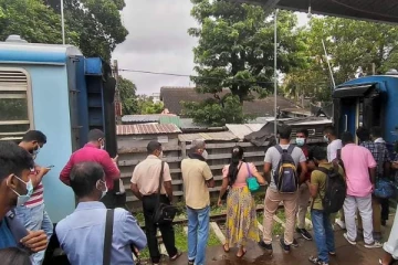 දුම්රියක් පිට යයි..ධාවනයටත් බාධා(PHOTOS)