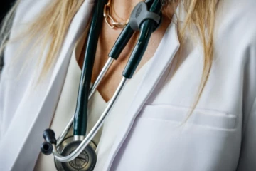 குறைந்த விலையில் மது உற்பத்திக்கு மருத்துவர்கள் எதிர்ப்பு