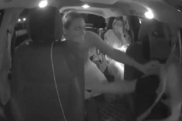 நியூயார்க்கில் வாடகை கார் சாரதியை பெப்பர் ஸ்ப்ரே அடித்து தாக்கிய பெண்! வைரல் வீடியோ