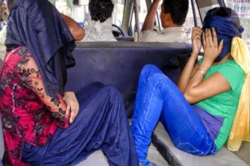 கணவர் வேலைக்குச் சென்ற பிறகு சூதாட்ட மையத்தில் சிக்கிய குடும்ப பெண்கள்!