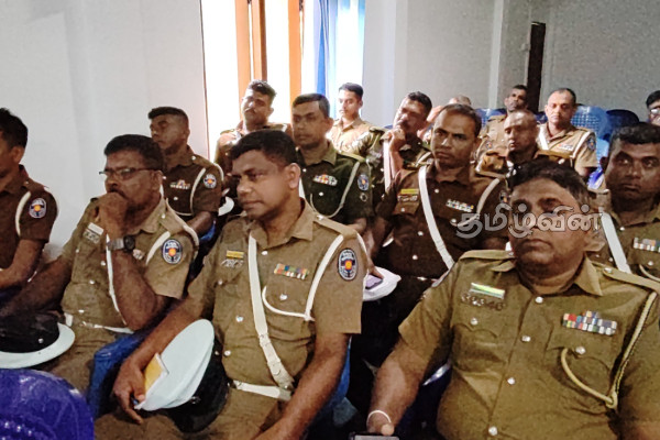 போக்குவரத்து பொலிசாரால் விதிக்கப்படும் அபராதங்கள்! ஒன்லைனில் செலுத்துவது தொடர்பில் செயலமர்வு | Police Hold Workshop On Online Fines போக்குவரத்து பொலிசாரால் விதிக்கப்படும் அபராதங்கள்! ஒன்லைனில் செலுத்துவது தொடர்பில் செயலமர்வு | Police Hold Workshop On Online Fines
