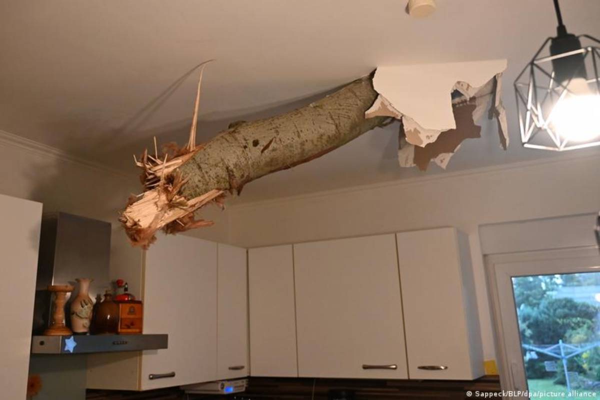 ஜேர்மனியில் மாறிய வானிலை... உயிர் பலி வாங்கிய மழை | 2 Dies In Powerful Storms In Germany ஜேர்மனியில் மாறிய வானிலை... உயிர் பலி வாங்கிய மழை | 2 Dies In Powerful Storms In Germany