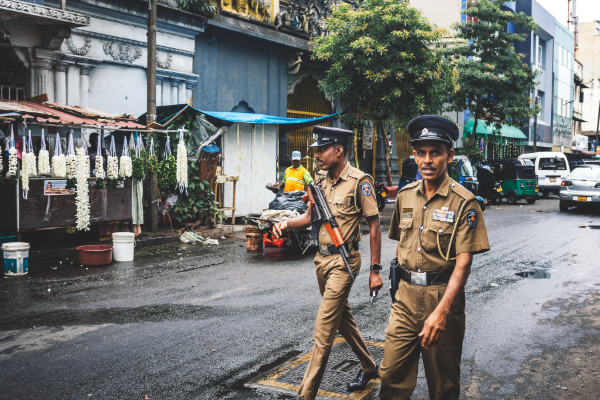 வெளிநாட்டிலிருந்து கட்டுநாயக்க விமான நிலையம் வந்தவர், அழைக்க சென்ற மூன்று தமிழர்கள் கைது | 3 Arrested In Katunayake Airport