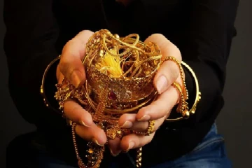 வீடொன்றின் கதவை உடைத்து கைவரிசையை காட்டிய பூசாரி கைது