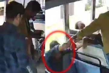 கீழே விழச் சென்ற பயணி! நொடியில் காப்பாற்றிய நடத்துனர்! மிரள வைக்கும் காட்சி