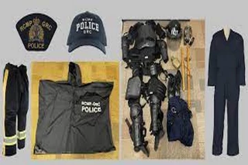 கனடாவில் துப்பாக்கிகள் மற்றும் பொலிஸ் உடைகள் கொள்ளை
