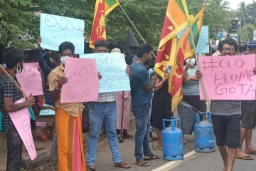விடுதலைப் புலிகளின் டொலர் எங்கே? வவுனியாவில் இராணுவ முகாம் அருகே சிங்கள மக்கள் ஆர்ப்பாட்டம் (VIDEO)