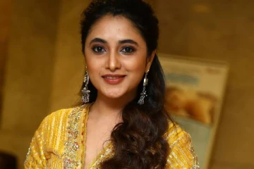 சட்டை பட்டனை கழட்டி அப்படியொரு போஸ்!! இதுவரை இல்லாத கிளாமர் நடிகை பிரியங்கா மோகன்..