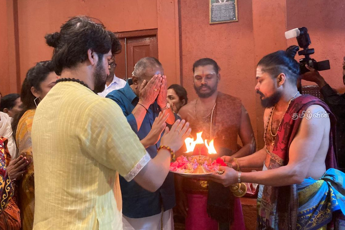 ஆன்மீக குரு ஆச்சார்ய தீரேந்திர கிருஷ்ண சாஸ்திரி நுவரெலியா சீதா எலிய சீதையம்மன் ஆலயத்திற்கு விஜயம் | Dhirendra Krishna Shastri Visits Seetha Eliya ஆன்மீக குரு ஆச்சார்ய தீரேந்திர கிருஷ்ண சாஸ்திரி நுவரெலியா சீதா எலிய சீதையம்மன் ஆலயத்திற்கு விஜயம் | Dhirendra Krishna Shastri Visits Seetha Eliya