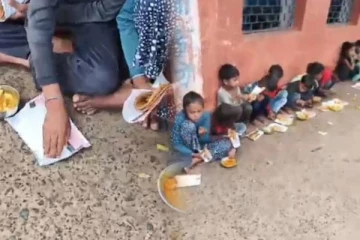 அரசுப் பள்ளியில் செய்தித்தாளில் பரிமாறப்பட்ட மதிய உணவு- வெளியான வீடியோ