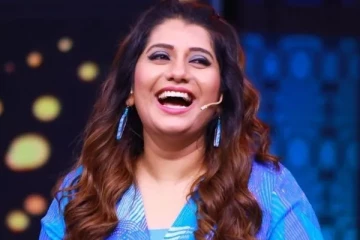 பிக் பாஸுக்கு பின் மீண்டும் சூப்பர் சிங்கருக்கு வந்த பிரியங்கா.. யாருடன் புகைப்படம் எடுத்துள்ளார் பாருங்க