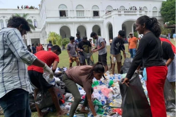 ஜனாதிபதி மாளிகையின் குப்பைகளை அகற்றும் இளைஞர்கள்!