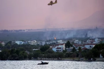 நடுவானில் இயந்திரக் கோளாறு... கடலில் விமானத்தை இறக்கிய விமானி