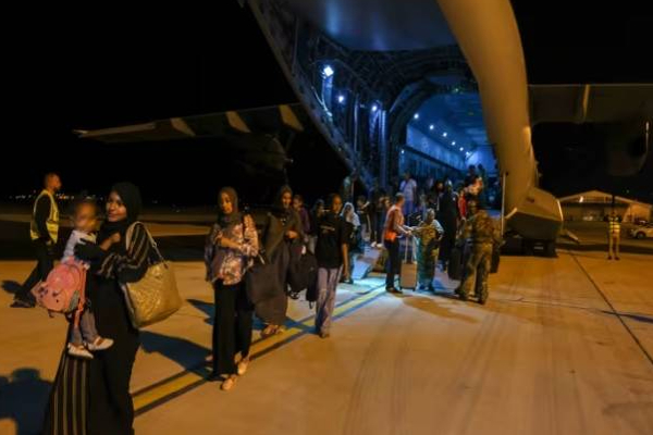 சூடானிலிருந்து புறப்பட்ட முதல் கனடா மீட்பு விமானம்! | First Canadian Evacuation Flight From Sudan
