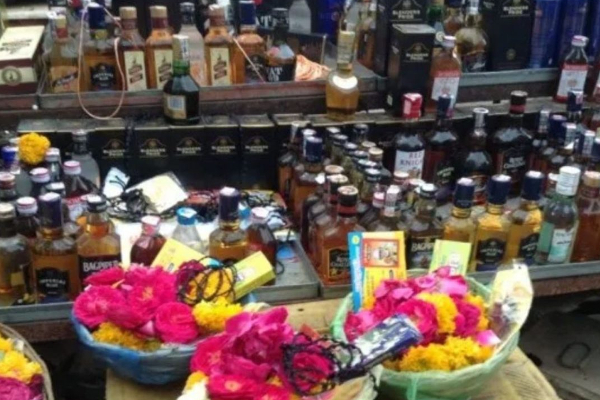 மதுவை பிரசாதமாக அளிக்கும் கோவில் - இந்தியாவில் நீடிக்கும் மர்ம சம்பவம்! | Drunken God Of India Whiskey As Prasad மதுவை பிரசாதமாக அளிக்கும் கோவில் - இந்தியாவில் நீடிக்கும் மர்ம சம்பவம்! | Drunken God Of India Whiskey As Prasad