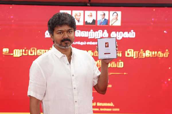 நடிகர் விஜய் யூஸ் பண்ற மொபைல் இத்தனை லட்சமா? | Thalapathy Vijay Use Mobile Phone Cost Net Worth