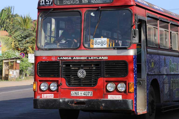 ஓடும் பேருந்தில் நடத்துனரை உதைத்த பெண்! | The Woman Who Kicked The Conductor In Running Bus