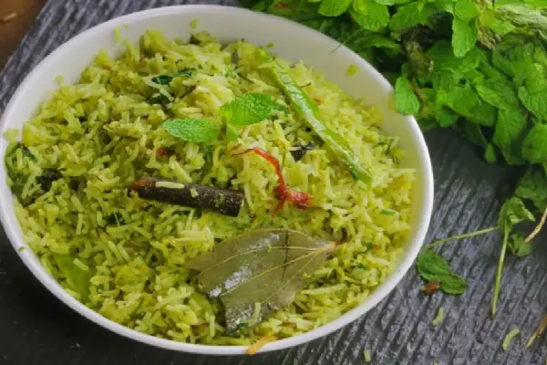 முட்டை சாதத்தை ஒரு முறை இப்படி செய்து பாருங்க... கொஞ்சமும் மிஞ்சாது! | How To Make Tasty And Healthy Green Egg Rice