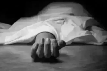 පුද්ගලයෙක් තෙමහල් නිවසක දෙවන මහලෙන් ඇද වැටෙයි..