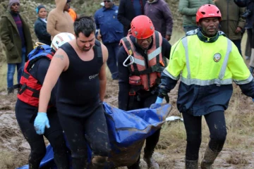 தென்னாப்பிரிக்காவில் கொட்டித்தீர்த்த மழை ; வெள்ளத்தில் அடித்துச்செல்லப்பட்ட பாடசாலை பேருந்து