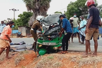 கிளிநொச்சியில் இடம்பெற்ற பாரிய விபத்து - சிதைந்து போயுள்ள முச்சக்கர வண்டி!