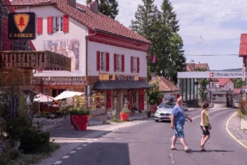 மலை உச்சியில் இரு நாடுகளின் எல்லையில் அமைந்துள்ள பிரமாண்ட ஹோட்டல்!