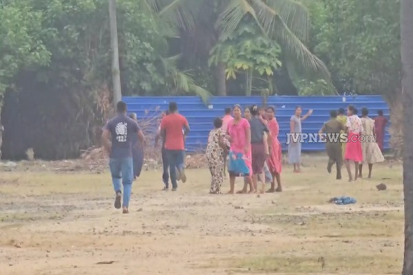 யாழில் துப்பாக்கிச்சூடு ; வாள்வெட்டுக் குழுவின் அடாவடிதனத்தால் கடும் பதற்றம் | Gunfire In Jaffna Sword Gang Sparks Tension