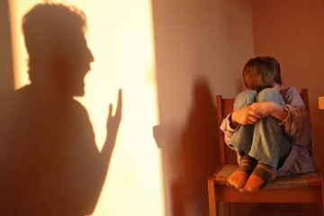 13 வயது மகளை அந்தரத்தில் தொங்கவிட்டு தந்தை செய்த காரியம்: புகைப்படத்தை பார்த்து அதிர்ந்த மனைவி