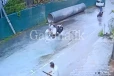 IDH වතුර වලට වැටුණු තාත්තායි දුවයි. (CCTV VIDEO)