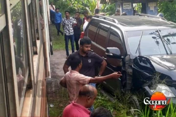 සුඛෝපභෝගී කාර් රථයක් දුම්රියේ ගැටෙයි