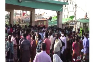 சமூக இடைவெளியின்றி மீன் வாங்க அலைமோதிய மக்கள் - தொற்று பரவும் அபாயம்!