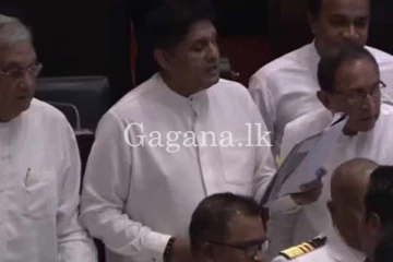 පාසල් දරුවොත් ඉද්දීම පාර්ලිමේන්තුවේ උණුසුම් තත්ත්වයක්. - (VIDEO)