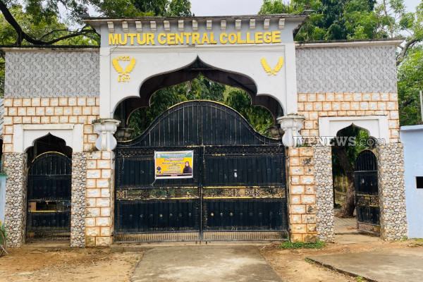 திடீரென இடிந்து விழுந்த 50 வருட பாடசாலை கட்டிடம்; நத்தார் லீவால் தப்பிய 200 மாணவர்கள்! | 50 Year Old Mutur School Building Collapsed