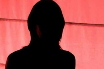 அம்மாலாம் வேண்டாம்.. அக்காவை கூட்டுட்டு வா!! நடிகையை டார்ச்சர் செய்த நடிகர்..