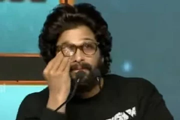 மேடையில் அனைவரும் முன் கண்கலங்கிய நடிகர் அல்லு அர்ஜுன் ! வருத்தத்தில் ரசிகர்கள்..