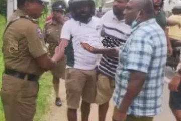 மோட்டார் சைக்கிள் ஓட்டுநர்களை துப்பாக்கி காட்டி மிரட்டிய மூத்த பொலிஸ் அதிகாரி!