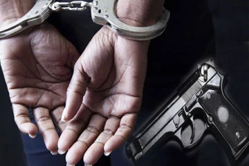 துப்பாக்கியுடன் கைது செய்யப்பட்ட பெண்