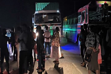 அரச பேருந்து சாரதியின் கவனயீனமற்ற செயல்; நடுவீதியில் மக்கள்